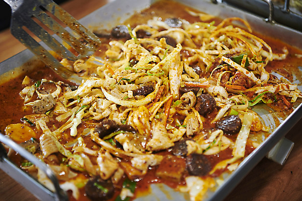 포토 JPG 실내 요리 사람없음 철판 기호식품 뒤집개 순대곱창볶음 야채곱창 국내포토 음식 주방용품 내부 볶음 곱창 파일형식