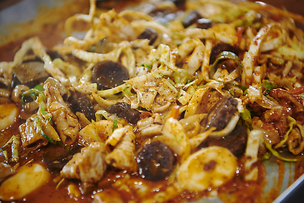 포토 JPG 실내 요리 근접촬영 사람없음 철판 기호식품 순대곱창볶음 야채곱창 국내포토 음식 뷰포인트 내부 볶음 곱창 파일형식