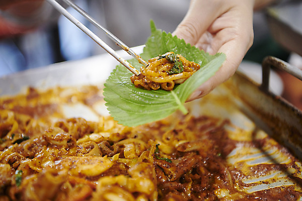 포토 JPG 손 젓가락 실내 요리 들기 근접촬영 아웃포커스 신체부위 쌈 철판 깻잎 기호식품 젓가락질 야채곱창 국내포토 음식 뷰포인트 채소 모션 촬영기법 수저 사람 손짓 내부 곱창 파일형식
