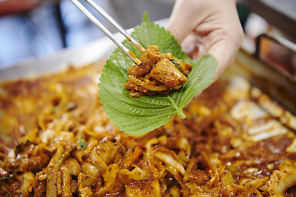 포토 JPG 손 젓가락 실내 요리 들기 근접촬영 아웃포커스 신체부위 쌈 깻잎 기호식품 순대곱창볶음 젓가락질 야채곱창 국내포토 음식 뷰포인트 채소 모션 촬영기법 수저 사람 손짓 내부 볶음 곱창 파일형식