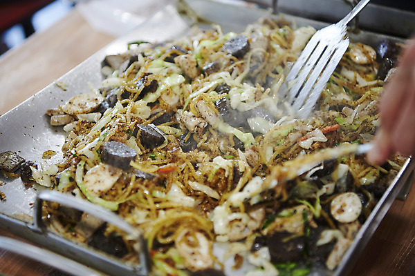 포토 JPG 손 실내 요리 근접촬영 신체부위 철판 기호식품 뒤집개 요리중 순대곱창볶음 야채곱창 국내포토 음식 뷰포인트 모션 주방용품 사람 내부 볶음 곱창 파일형식