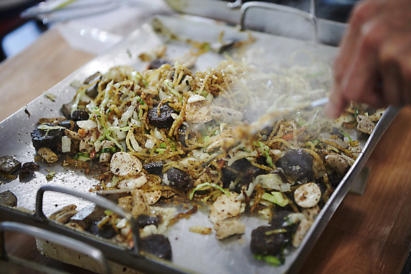 포토 JPG 손 실내 요리 근접촬영 신체부위 잡기 연기 철판 기호식품 요리중 순대곱창볶음 야채곱창 국내포토 음식 뷰포인트 모션 사람 내부 볶음 곱창 파일형식
