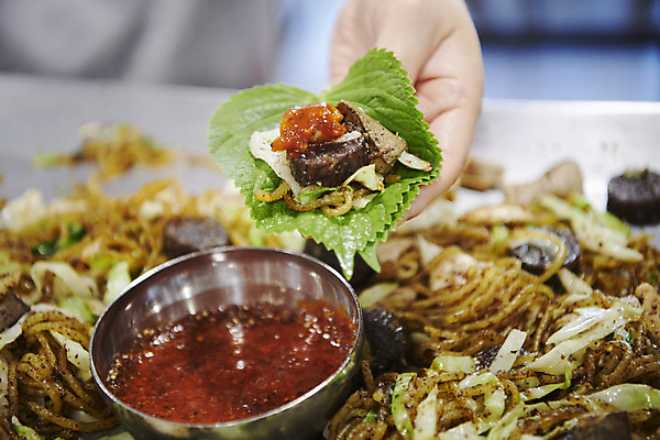 포토 JPG 손 실내 요리 들기 근접촬영 아웃포커스 신체부위 소스 쌈 깻잎 기호식품 소스그릇 순대곱창볶음 야채곱창 국내포토 그릇 음식 뷰포인트 채소 모션 촬영기법 사람 내부 양념 볶음 곱창 파일형식