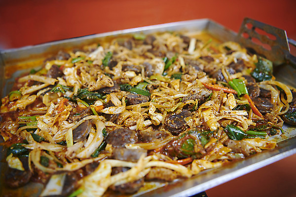 포토 JPG 실내 요리 사람없음 철판 기호식품 뒤집개 순대곱창볶음 야채곱창 국내포토 음식 주방용품 내부 볶음 곱창 파일형식