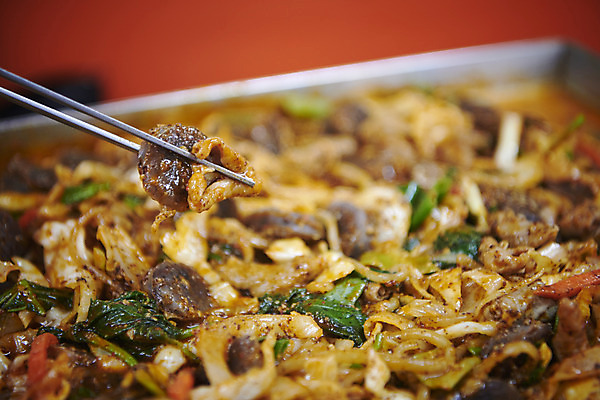 포토 JPG 젓가락 실내 요리 들기 사람없음 아웃포커스 철판 기호식품 순대곱창볶음 젓가락질 야채곱창 국내포토 음식 모션 촬영기법 수저 손짓 내부 볶음 곱창 파일형식