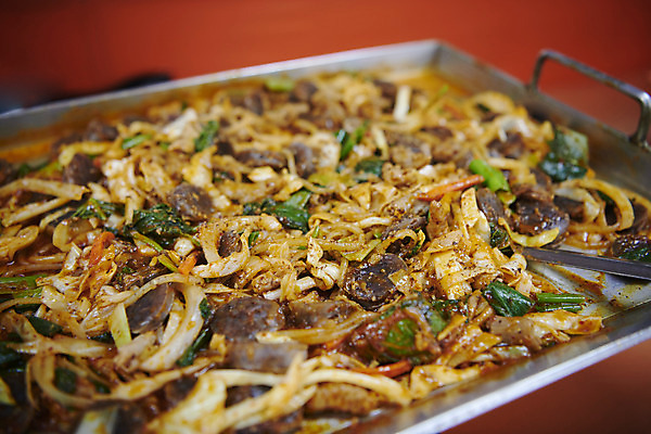 포토 JPG 실내 요리 사람없음 철판 기호식품 순대곱창볶음 야채곱창 국내포토 음식 내부 볶음 곱창 파일형식