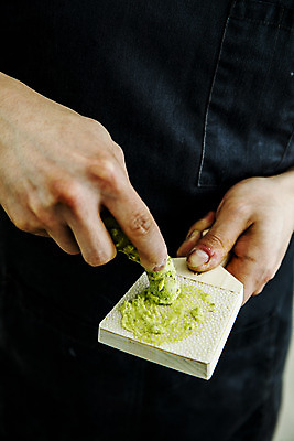 포토 JPG 식재료 실내 한명 들기 상반신 성인 앞모습 잡기 고추냉이 강원도 갈기 강판 성인한명만 철원 생와사비 국내포토 1 뷰포인트 모션 한국 사람 내부 양념 성인만 파일형식