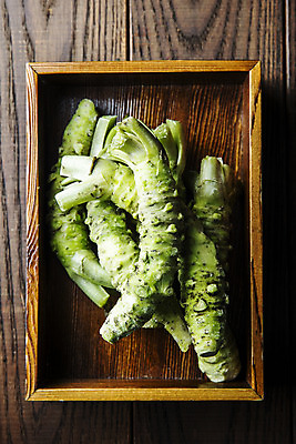 포토 JPG 식재료 실내 사람없음 나무상자 고추냉이 담기 강원도 철원 생와사비 나무배경 국내포토 백그라운드 모션 한국 내부 상자 양념 파일형식