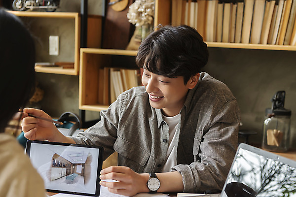 포토 JPG 라이프스타일 디자인 여자 남자 책장 실내 말하기 설명 미소 들기 상반신 20대 성인 두명 앞모습 뒷모습 노트북 태블릿 한국인 작업실 디자이너 손목시계 가구공방 성인만 국내포토 직업 뷰포인트 시계 가구 장신구 모션 표정 사람 동양인 청년 내부 생활 전자제품 스마트기기 공예 파일형식