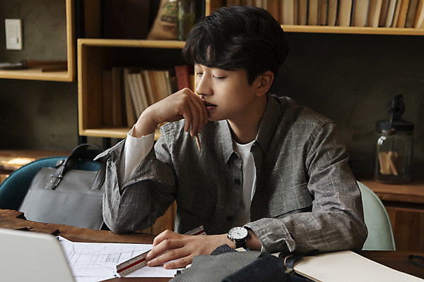 포토 JPG 남자 맨라이프 생각 탁자 책장 실내 자 한명 상반신 20대 성인 앞모습 견본 턱괴기 한국인 작업실 가죽 디자이너 손목시계 고민 가구공방 성인남자한명만 국내포토 직업 1 라이프스타일 감정 뷰포인트 시계 가구 장신구 모션 문구용품 사람 동양인 청년 내부 공예 남자한명만 성인남자만 파일형식