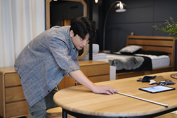 포토 JPG 응시 남자 맨라이프 탁자 실내 줄자 한명 상반신 20대 성인 옆모습 태블릿 견본 한국인 침대 잡기 작업실 가죽 디자이너 화장대 치수재기 가구공방 성인남자한명만 국내포토 직업 1 라이프스타일 시선 뷰포인트 가구 모션 자 사람 동양인 청년 내부 전자제품 스마트기기 공예 남자한명만 성인남자만 파일형식