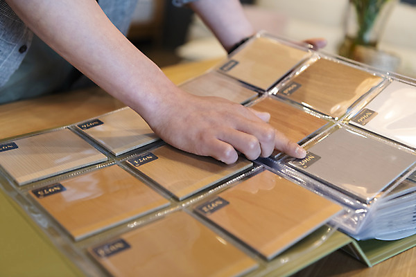 포토 JPG 손 남자 맨라이프 실내 한명 상반신 20대 성인 목재 옆모습 아웃포커스 견본 한국인 가리킴 작업실 디자이너 폴더 가구공방 성인남자한명만 국내포토 나무 직업 1 라이프스타일 뷰포인트 재료 촬영기법 사람 동양인 손짓 청년 내부 신체부위 공예 파일 남자한명만 성인남자만 파일형식