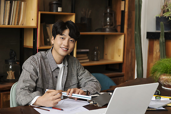포토 JPG 디자인 응시 남자 맨라이프 탁자 책장 실내 자 한명 미소 들기 상반신 20대 성인 앞모습 노트북 견본 한국인 작업실 가죽 디자이너 가구공방 성인남자한명만 국내포토 직업 1 라이프스타일 시선 뷰포인트 가구 모션 문구용품 표정 사람 동양인 청년 내부 전자제품 공예 남자한명만 성인남자만 파일형식