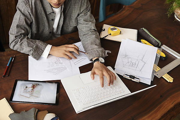 포토 JPG 남자 종이 맨라이프 탁자 실내 줄자 자 한명 들기 상반신 20대 성인 앞모습 노트북 태블릿 공책 한국인 작업실 디자이너 손목시계 가구공방 서류판 성인남자한명만 국내포토 직업 1 라이프스타일 뷰포인트 시계 가구 장신구 모션 문구용품 사람 동양인 청년 내부 전자제품 스마트기기 사무용품 공예 남자한명만 성인남자만 파일형식