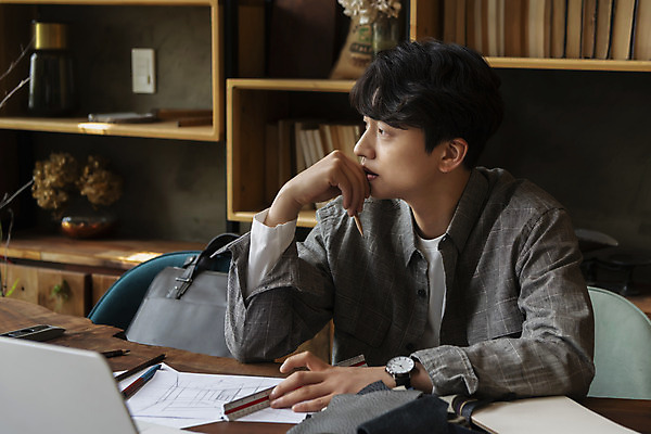 포토 JPG 응시 남자 맨라이프 생각 탁자 책장 실내 자 한명 상반신 20대 성인 앞모습 노트북 턱괴기 한국인 작업실 디자이너 고민 가구공방 성인남자한명만 국내포토 직업 1 라이프스타일 시선 감정 뷰포인트 가구 모션 문구용품 사람 동양인 청년 내부 전자제품 공예 남자한명만 성인남자만 파일형식