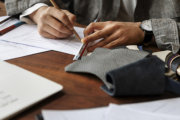 포토 JPG 손 디자인 남자 맨라이프 실내 자 한명 상반신 20대 성인 앞모습 연필 견본 한국인 잡기 그리기 작업실 소프트포커스 가죽 디자이너 손목시계 가구공방 성인남자한명만 국내포토 직업 1 라이프스타일 뷰포인트 시계 장신구 모션 문구용품 학용품 촬영기법 사람 동양인 청년 내부 신체부위 필기구 공예 남자한명만 성인남자만 파일형식