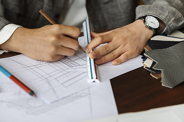 포토 JPG 손 디자인 남자 종이 맨라이프 실내 자 한명 상반신 20대 성인 앞모습 연필 견본 한국인 잡기 그리기 작업실 가죽 디자이너 손목시계 가구공방 성인남자한명만 국내포토 직업 1 라이프스타일 뷰포인트 시계 장신구 모션 문구용품 학용품 사람 동양인 청년 내부 신체부위 필기구 공예 남자한명만 성인남자만 파일형식