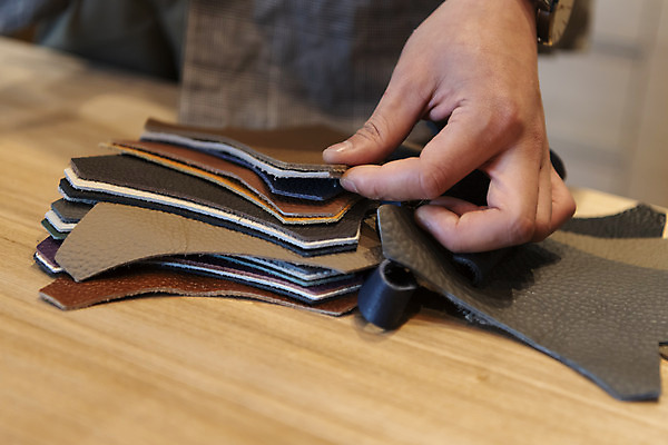 포토 JPG 손 맨라이프 실내 신체부위 견본 잡기 작업실 가죽 디자이너 가구공방 국내포토 직업 라이프스타일 남자 모션 사람 내부 공예 파일형식