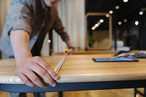포토 JPG 남자 맨라이프 탁자 실내 줄자 한명 상반신 20대 성인 옆모습 아웃포커스 한국인 잡기 작업실 디자이너 치수재기 가구공방 성인남자한명만 국내포토 직업 1 라이프스타일 뷰포인트 가구 모션 촬영기법 자 사람 동양인 청년 내부 공예 남자한명만 성인남자만 파일형식