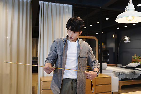 포토 JPG 응시 남자 맨라이프 가구 조명 실내 줄자 한명 들기 상반신 20대 성인 앞모습 한국인 침대 디자이너 화장대 성인남자한명만 국내포토 직업 1 라이프스타일 시선 뷰포인트 생활용품 모션 자 사람 동양인 청년 내부 남자한명만 성인남자만 파일형식