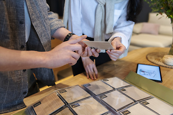 포토 JPG 라이프스타일 여자 남자 탁자 실내 들기 상반신 20대 성인 두명 목재 앞모습 태블릿 견본 한국인 가리킴 작업실 디자이너 보여주기 가구공방 성인만 국내포토 나무 직업 뷰포인트 가구 재료 모션 사람 동양인 손짓 청년 내부 생활 전자제품 스마트기기 공예 파일형식