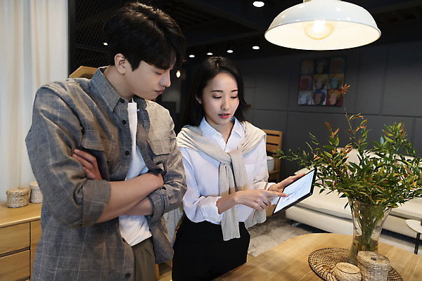 포토 JPG 라이프스타일 여자 남자 화분 가구 조명 실내 들기 상반신 20대 성인 두명 앞모습 태블릿 팔짱 한국인 가리킴 디자이너 고민 성인만 국내포토 직업 감정 뷰포인트 생활용품 모션 사람 동양인 손짓 청년 내부 생활 전자제품 스마트기기 파일형식