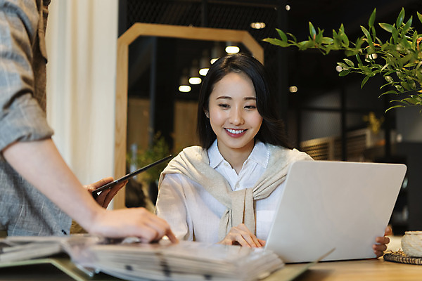 포토 JPG 라이프스타일 응시 여자 남자 가구 실내 미소 들기 상반신 20대 성인 두명 앞모습 옆모습 노트북 태블릿 한국인 가리킴 작업실 디자이너 폴더 가구공방 성인만 국내포토 직업 시선 뷰포인트 생활용품 모션 표정 사람 동양인 손짓 청년 내부 생활 전자제품 스마트기기 공예 파일 파일형식