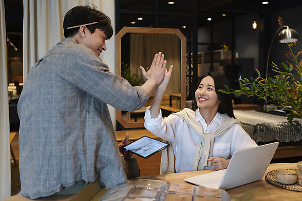 포토 JPG 라이프스타일 응시 여자 남자 가구 탁자 실내 미소 들기 상반신 20대 성인 두명 앞모습 뒷모습 노트북 태블릿 마주보기 한국인 작업실 디자이너 하이파이브 가구공방 성인만 국내포토 직업 시선 뷰포인트 생활용품 모션 표정 사람 동양인 손짓 청년 내부 생활 전자제품 스마트기기 공예 파일형식