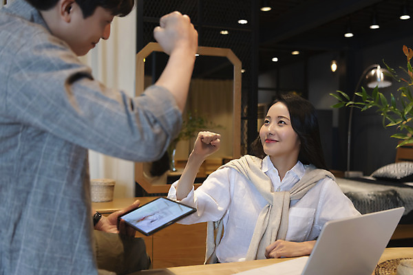 포토 JPG 라이프스타일 응시 여자 남자 가구 실내 미소 들기 상반신 20대 성인 두명 앞모습 뒷모습 노트북 태블릿 파이팅 한국인 작업실 디자이너 가구공방 성인만 국내포토 직업 시선 뷰포인트 생활용품 모션 표정 사람 동양인 청년 내부 생활 전자제품 스마트기기 공예 파일형식