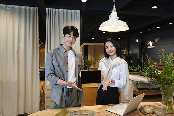 포토 JPG 라이프스타일 응시 여자 남자 가구 탁자 전등 실내 미소 들기 상반신 20대 성인 두명 앞모습 노트북 태블릿 한국인 디자이너 완료 폴더 보여주기 성인만 국내포토 직업 시선 뷰포인트 생활용품 컨셉 모션 조명 표정 사람 동양인 청년 내부 생활 전자제품 스마트기기 파일 파일형식