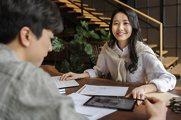 포토 JPG 라이프스타일 디자인 응시 여자 남자 종이 회의 실내 미소 상반신 20대 성인 두명 앞모습 뒷모습 태블릿 계단 한국인 작업실 디자이너 가구공방 성인만 국내포토 직업 시선 뷰포인트 비즈니스 표정 사람 동양인 청년 내부 생활 전자제품 스마트기기 공예 파일형식