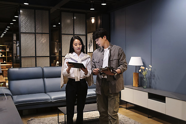 포토 JPG 전신 라이프스타일 응시 여자 남자 조명 실내 들기 상반신 20대 성인 두명 앞모습 소파 태블릿 한국인 디자이너 고민 서랍장 성인만 국내포토 직업 시선 감정 뷰포인트 가구 의자 모션 사람 동양인 청년 내부 생활 전자제품 스마트기기 파일형식