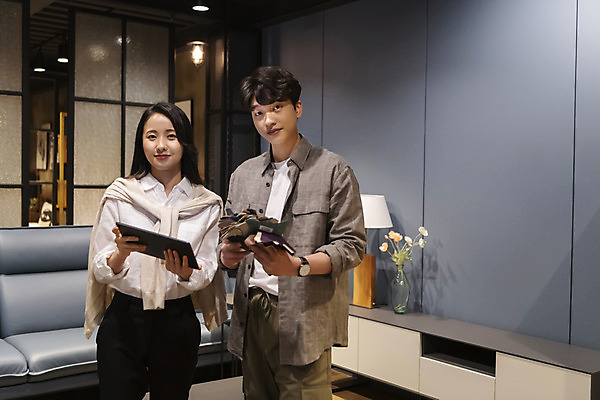 포토 JPG 라이프스타일 응시 여자 남자 실내 미소 들기 상반신 20대 성인 두명 앞모습 소파 태블릿 한국인 디자이너 서랍장 성인만 국내포토 직업 시선 뷰포인트 가구 의자 모션 표정 사람 동양인 청년 내부 생활 전자제품 스마트기기 파일형식