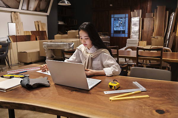 포토 JPG 우먼라이프 응시 여자 탁자 실내 줄자 자 한명 들기 앉기 상반신 20대 성인 앞모습 노트북 견본 한국인 작업실 가죽 디자이너 고민 가구공방 성인여자한명만 국내포토 직업 1 라이프스타일 시선 감정 뷰포인트 가구 모션 문구용품 사람 동양인 청년 내부 전자제품 공예 여자한명만 성인여자만 파일형식