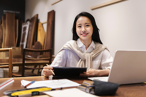 포토 JPG 우먼라이프 응시 여자 실내 자 한명 미소 들기 상반신 20대 성인 앞모습 노트북 태블릿 연필 견본 한국인 작업실 가죽 디자이너 가구공방 성인여자한명만 국내포토 직업 1 라이프스타일 시선 뷰포인트 모션 문구용품 학용품 표정 사람 동양인 청년 내부 전자제품 스마트기기 필기구 공예 여자한명만 성인여자만 파일형식