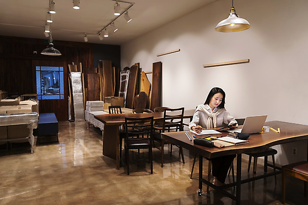 포토 JPG 우먼라이프 여자 의자 탁자 조명 실내 한명 들기 앉기 상반신 20대 성인 앞모습 노트북 한국인 작업실 디자이너 고민 가구공방 성인여자한명만 국내포토 직업 1 라이프스타일 감정 뷰포인트 가구 모션 사람 동양인 청년 내부 전자제품 공예 여자한명만 성인여자만 파일형식