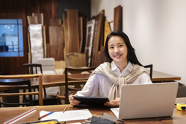 포토 JPG 우먼라이프 응시 여자 실내 자 한명 미소 들기 상반신 20대 성인 앞모습 노트북 태블릿 한국인 작업실 가죽 디자이너 가구공방 성인여자한명만 국내포토 직업 1 라이프스타일 시선 뷰포인트 모션 문구용품 표정 사람 동양인 청년 내부 전자제품 스마트기기 공예 여자한명만 성인여자만 파일형식