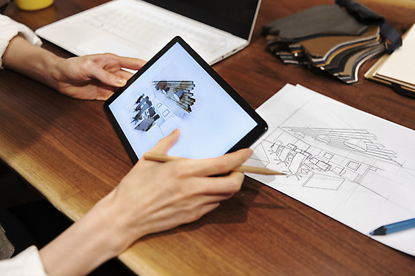 포토 JPG 우먼라이프 손 디자인 종이 실내 들기 신체부위 노트북 태블릿 연필 견본 작업실 가죽 디자이너 고민 가구공방 국내포토 직업 라이프스타일 감정 모션 학용품 사람 내부 전자제품 스마트기기 필기구 공예 파일형식