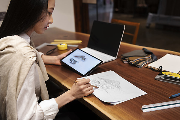 포토 JPG 우먼라이프 디자인 여자 탁자 실내 자 한명 들기 상반신 20대 성인 옆모습 노트북 태블릿 연필 견본 한국인 잡기 작업실 가죽 디자이너 고민 가구공방 성인여자한명만 국내포토 직업 1 라이프스타일 감정 뷰포인트 가구 모션 문구용품 학용품 사람 동양인 청년 내부 전자제품 스마트기기 필기구 공예 여자한명만 성인여자만 파일형식