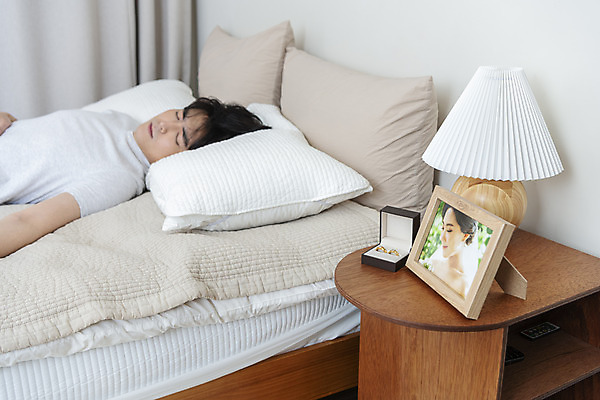 포토 JPG 남자 맨라이프 액자 남편 실내 한명 상반신 성인 옆모습 30대 눕기 눈감음 한국인 침대 스탠드 아내 잠 결혼반지 반지케이스 이혼 싱글라이프 성인남자한명만 돌싱 국내포토 1 라이프스타일 뷰포인트 가구 결혼 모션 조명 사람 동양인 내부 장년 반지 보관함 남자한명만 성인남자만 파일형식