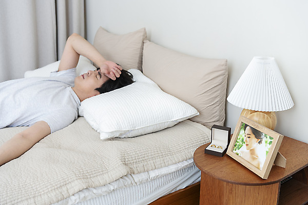 포토 JPG 남자 맨라이프 액자 남편 실내 한명 상반신 성인 옆모습 30대 눕기 눈감음 한국인 침대 스탠드 아내 잠 결혼반지 반지케이스 이혼 싱글라이프 성인남자한명만 돌싱 국내포토 1 라이프스타일 뷰포인트 가구 결혼 모션 조명 사람 동양인 내부 장년 반지 보관함 남자한명만 성인남자만 파일형식