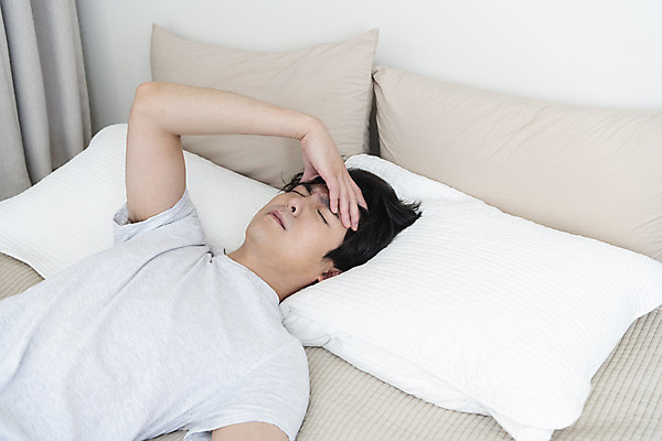 포토 JPG 남자 맨라이프 남편 실내 한명 상반신 성인 옆모습 30대 눕기 손들기 눈감음 한국인 기상 침대 찡그림 이혼 싱글라이프 성인남자한명만 돌싱 국내포토 1 라이프스타일 뷰포인트 가구 모션 표정 사람 동양인 내부 장년 남자한명만 성인남자만 파일형식