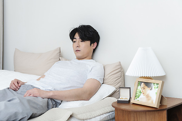 포토 JPG 남자 맨라이프 액자 생각 남편 실내 한명 앉기 상반신 성인 옆모습 30대 기댐 한국인 침대 스탠드 아내 결혼반지 반지케이스 우울감 이혼 싱글라이프 성인남자한명만 돌싱 공허 국내포토 1 라이프스타일 감정 뷰포인트 가구 결혼 컨셉 모션 조명 사람 동양인 내부 장년 반지 보관함 남자한명만 성인남자만 파일형식