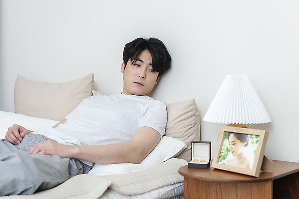 포토 JPG 응시 남자 맨라이프 액자 생각 남편 실내 한명 앉기 상반신 성인 옆모습 30대 기댐 한국인 침대 스탠드 아내 결혼반지 반지케이스 우울감 이혼 싱글라이프 성인남자한명만 돌싱 공허 국내포토 1 라이프스타일 시선 감정 뷰포인트 가구 결혼 컨셉 모션 조명 사람 동양인 내부 장년 반지 보관함 남자한명만 성인남자만 파일형식