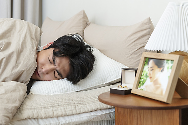 포토 JPG 남자 얼굴 맨라이프 액자 남편 실내 한명 상반신 성인 옆모습 30대 눕기 눈감음 한국인 침대 아내 결혼반지 반지케이스 우울감 이혼 싱글라이프 성인남자한명만 돌싱 공허 국내포토 1 라이프스타일 감정 뷰포인트 가구 결혼 컨셉 모션 사람 동양인 내부 신체부위 장년 반지 보관함 남자한명만 성인남자만 파일형식