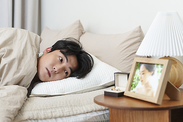포토 JPG 응시 남자 얼굴 맨라이프 액자 남편 실내 한명 상반신 성인 옆모습 30대 눕기 한국인 침대 스탠드 아내 결혼반지 반지케이스 그리움 우울감 이혼 싱글라이프 성인남자한명만 돌싱 공허 국내포토 1 라이프스타일 시선 감정 뷰포인트 가구 결혼 컨셉 모션 조명 사람 동양인 내부 신체부위 장년 반지 보관함 남자한명만 성인남자만 파일형식