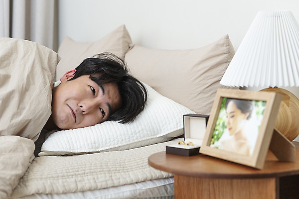 포토 JPG 응시 남자 얼굴 맨라이프 액자 남편 실내 한명 상반신 성인 옆모습 30대 눕기 한국인 침대 스탠드 아내 찡그림 결혼반지 반지케이스 그리움 우울감 이혼 싱글라이프 성인남자한명만 돌싱 공허 국내포토 1 라이프스타일 시선 감정 뷰포인트 가구 결혼 컨셉 모션 조명 표정 사람 동양인 내부 신체부위 장년 반지 보관함 남자한명만 성인남자만 파일형식