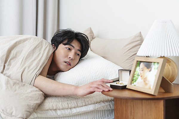 포토 JPG 응시 남자 맨라이프 액자 남편 실내 한명 상반신 성인 옆모습 30대 한국인 침대 스탠드 아내 결혼반지 반지케이스 그리움 손뻗기 우울감 이혼 싱글라이프 성인남자한명만 돌싱 공허 국내포토 1 라이프스타일 시선 감정 뷰포인트 가구 결혼 컨셉 모션 조명 사람 동양인 내부 장년 반지 보관함 남자한명만 성인남자만 파일형식