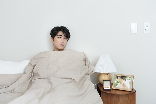 포토 JPG 응시 남자 맨라이프 액자 남편 실내 한명 앉기 상반신 성인 앞모습 30대 기댐 이불 한국인 침대 스탠드 아내 결혼반지 반지케이스 그리움 우울감 이혼 싱글라이프 성인남자한명만 돌싱 공허 국내포토 1 라이프스타일 시선 감정 뷰포인트 가구 결혼 컨셉 침구 모션 조명 사람 동양인 내부 장년 반지 보관함 남자한명만 성인남자만 파일형식
