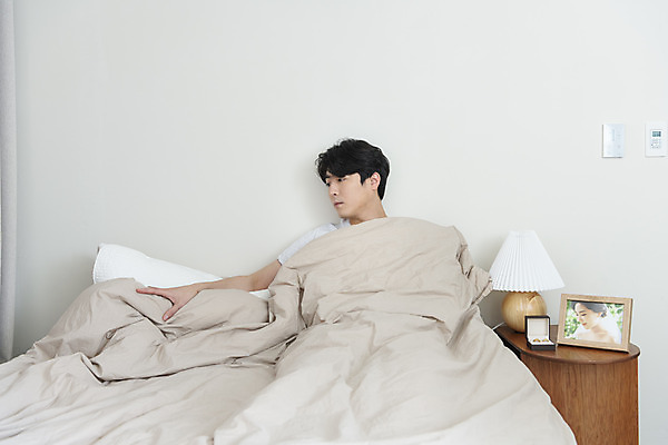 포토 JPG 응시 남자 맨라이프 액자 남편 실내 한명 앉기 상반신 성인 앞모습 30대 기댐 이불 한국인 침대 스탠드 아내 결혼반지 반지케이스 그리움 손뻗기 우울감 이혼 싱글라이프 성인남자한명만 돌싱 공허 국내포토 1 라이프스타일 시선 감정 뷰포인트 가구 결혼 컨셉 침구 모션 조명 사람 동양인 내부 장년 반지 보관함 남자한명만 성인남자만 파일형식